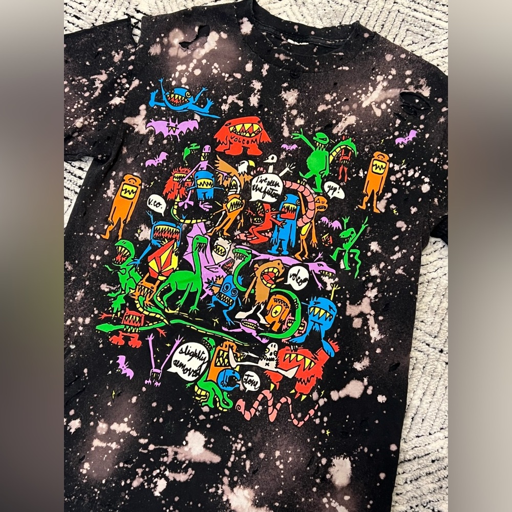 One Of A Kind Vintage Volcom T-Shirt - Picture 3 of 6